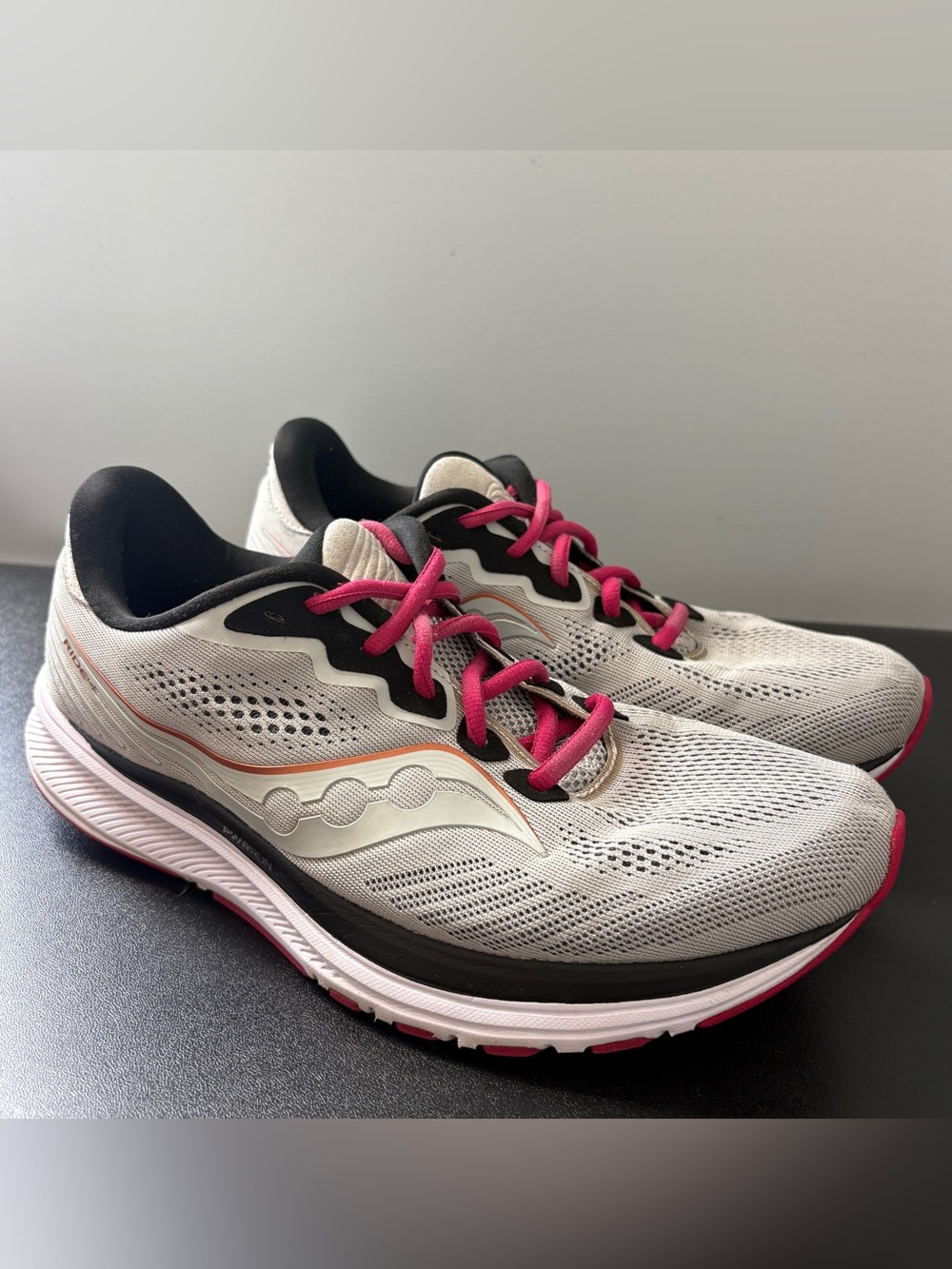Saucony Ride 14 Women's Size 10.5 Gray White Athletic Running Shoes Sneakers